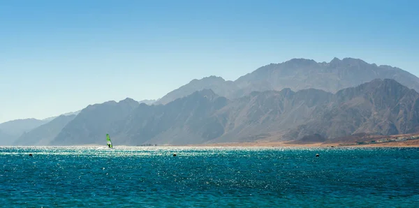 Paisaje mar y altas montañas rocosas en la costa de Egipto — Foto de Stock