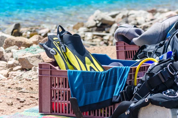 Duikuitrusting in een krat op het strand in Egypte — Stockfoto