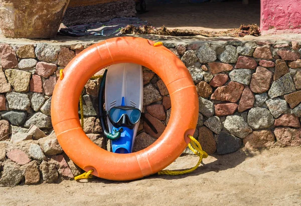 Barbatanas com máscara de natação e um preservador de vida laranja contra — Fotografia de Stock