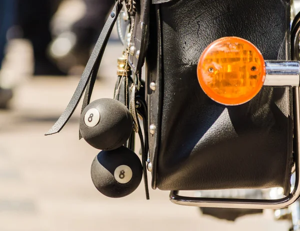 Talisman bolas em um saco de couro de motociclista de perto — Fotografia de Stock