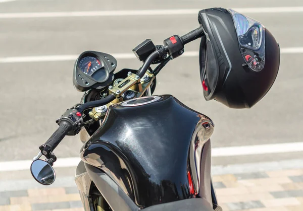 Moderno corredor de la cafetería de motocicleta y casco negro en una calle de la ciudad c — Foto de Stock