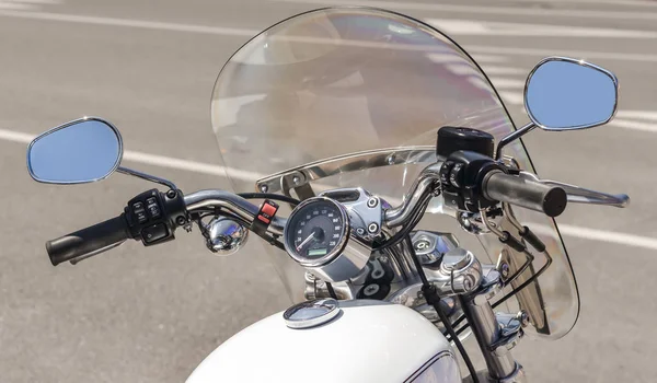 White classic motorcycle chopper on a city street close up — Stock Photo, Image