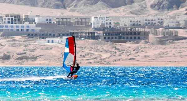 Un surfista con una vela de colores paseos en el Mar Rojo en Egipto aga — Foto de Stock