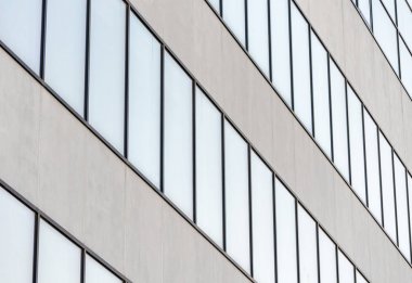 gri beton binanın birçok boş pencereler