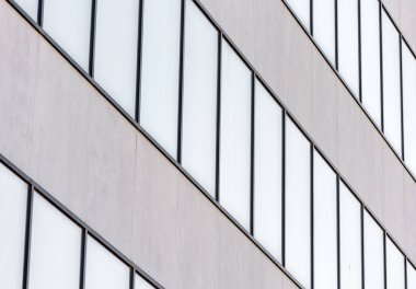 gri beton binanın birçok boş pencereler