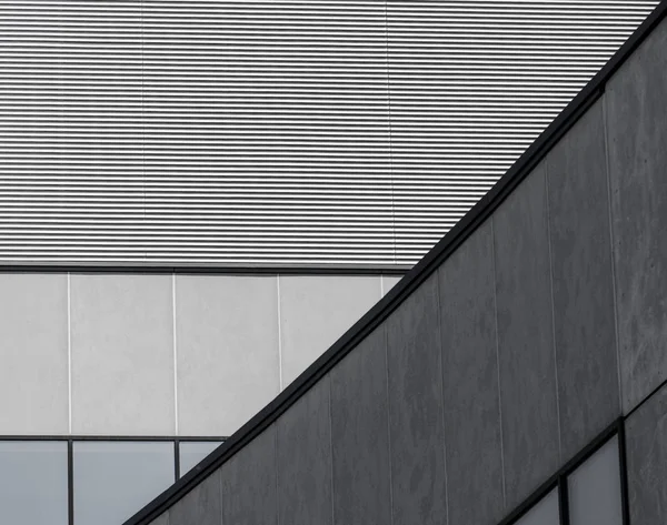 Fragmento de edificio de hormigón gris con una pared a rayas y vacío — Foto de Stock