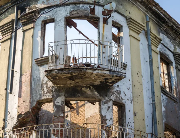 Зруйнований спалений будинок зі слідами куль в стінах в — стокове фото