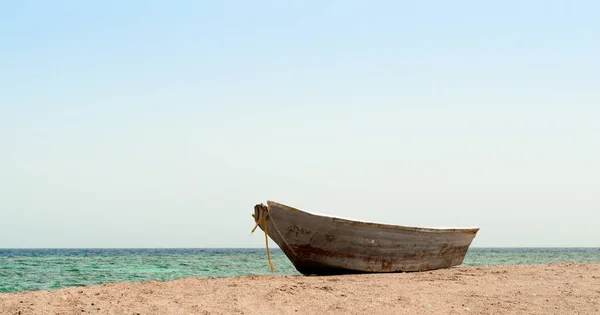 Vecchia barca sulla sabbia contro il Mar Rosso in Egitto — Foto Stock