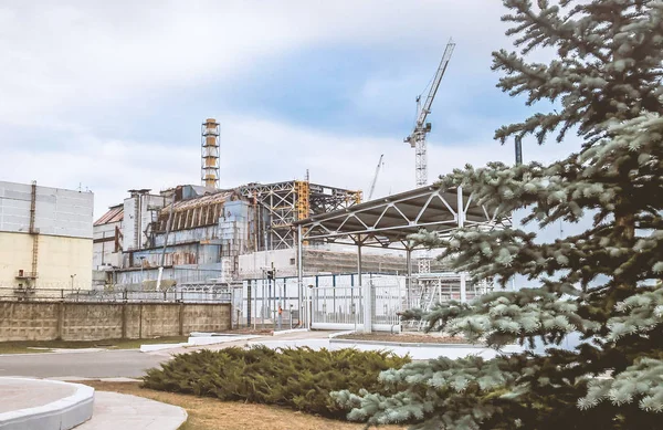 Sarkofag av den fjärde kraftenheten i kärnkraftverket i Tjernobyl efter olyckan — Stockfoto