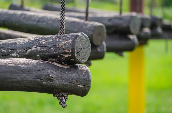 Oude houten logs op een touw op een groene achtergrond close-up — Stockfoto