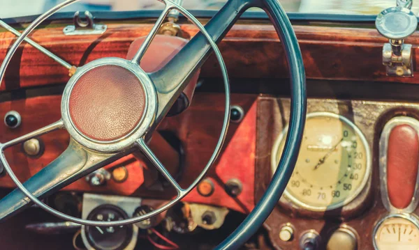 Volante e painel de instrumentos de um velho carro retro de perto — Fotografia de Stock