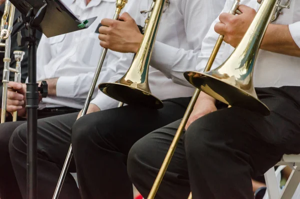 Mains et trompettes de musiciens de l'orchestre symphonique gros plan — Photo