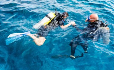 deneyimli dalgıç eğitmen Mısır'da dalış için bir acemi dalgıç öğretir