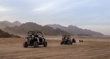Mısır'da offroad arabası üzerinde çöle turist gezisi