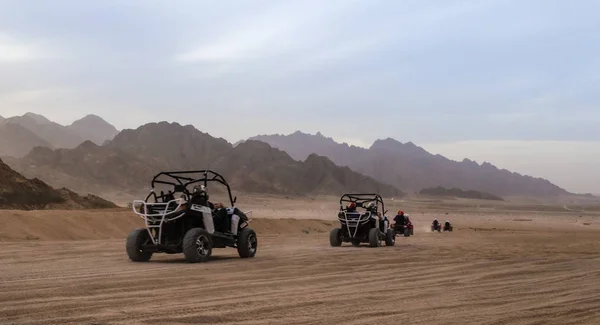 Viagem de turistas para o deserto no buggy offroad no Egito — Fotografia de Stock