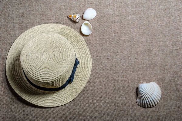 Férias vista plana com chapéu de palha e conchas do mar — Fotografia de Stock