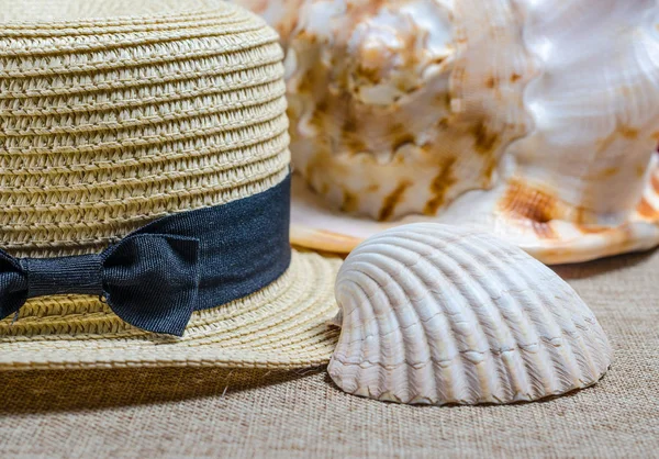 Vacanza natura morta con cappello di paglia e conchiglie — Foto Stock