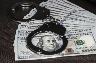 yüz dolarlık banknotlar ve çelik kelepçeler yakın