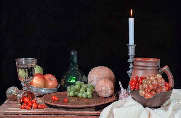 Осенний натюрморт с фруктами и свечами

