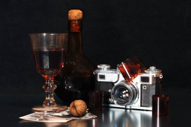 nostalji alkol nadir fotoğraflar ve ceviz eski moda bir kamera şişesi ile nostalji natürmort