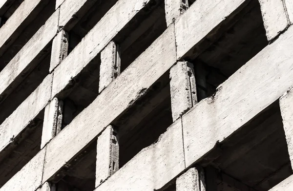 Fragmento de fondo abstracto de edificio de hormigón gris con ventanas vacías — Foto de Stock