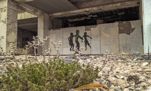 Dibujo de un artista desconocido en la pared de una casa destruida en Chernobyl —  Fotos de Stock
