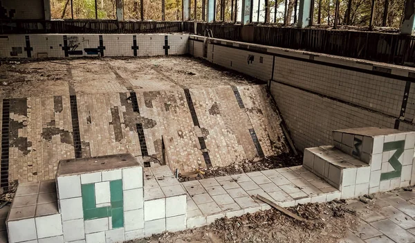 Piscina abandonada em Chernobyl Ucrânia — Fotografia de Stock