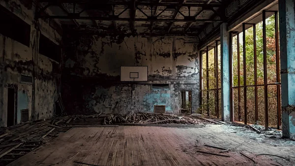 Покинутий шкільний спортивний зал в Чорнобилі України — стокове фото