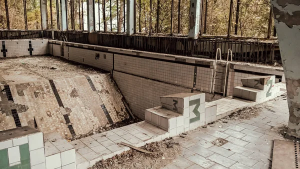 Покинутий басейн в Чорнобилі України — стокове фото