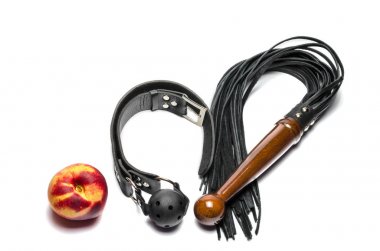bdsm deri ağızlık kamçı ve olgun şeftali meyvesi beyaz arka planda