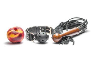 bdsm deri ağızlık kamçı ve olgun şeftali meyvesi beyaz arka planda