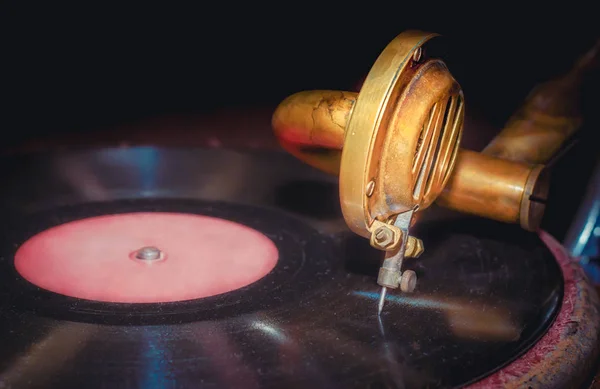 Disco de vinilo y fragmento de gramófono vintage de cerca — Foto de Stock