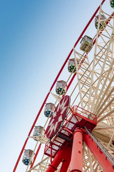 Roda gigante no parque contra o céu azul — Fotografia de Stock