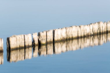öğleden sonra gölün sakin suda ahşap tabureler kenevir 