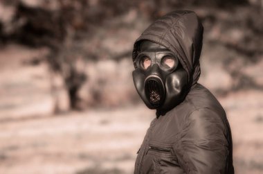 bir gaz maskesi ve bir başlık yakın bir adam portresi
