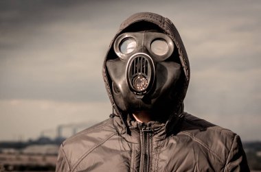 bir gaz maskesi ve bir başlık yakın bir adam portresi