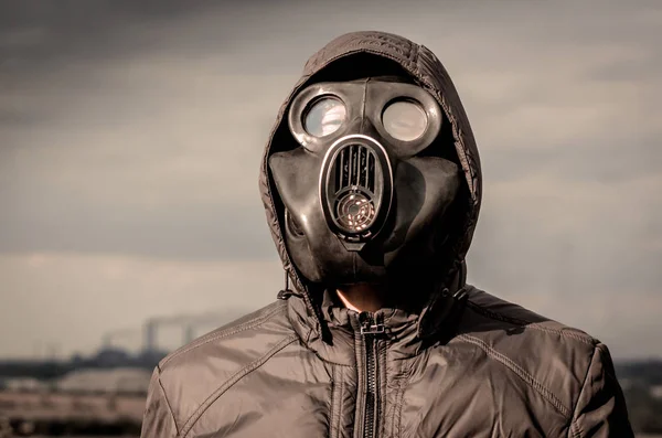 bir gaz maskesi ve bir başlık yakın bir adam portresi