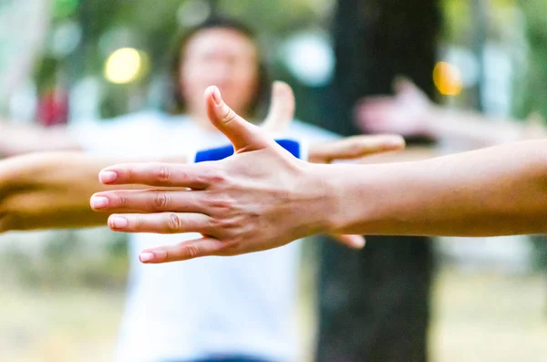 Mãos de pessoas são levantadas ioga no parque — Fotografia de Stock