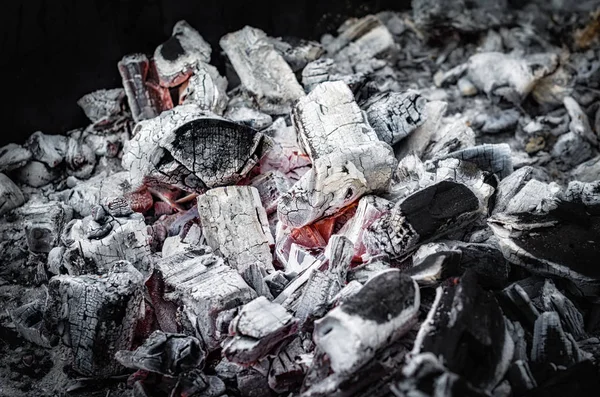 Μοτίβο φόντο κάρβουνα σιγοκαίει σε μαύρο φόντο — Φωτογραφία Αρχείου