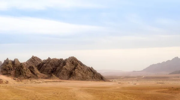 Paisagem de deserto e altas montanhas rochosas contra o céu azul e nuvens no Egito — Fotografia de Stock