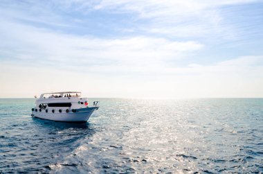 Kızıl Deniz 'de mavi gökyüzünün arka planında turist botu 