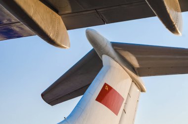 Kanatlı bir Sovyet sivil uçağının parçası.