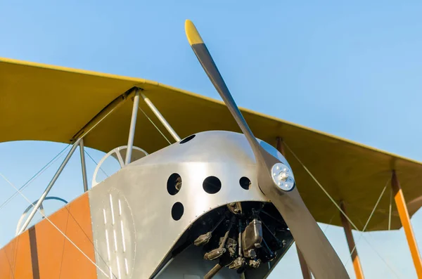 Cockpit com hélice e asas de um avião vintage — Fotografia de Stock