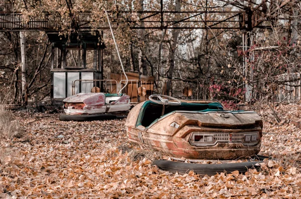 Oude roestige auto 's in een verlaten pretpark in Tsjernobyl — Stockfoto