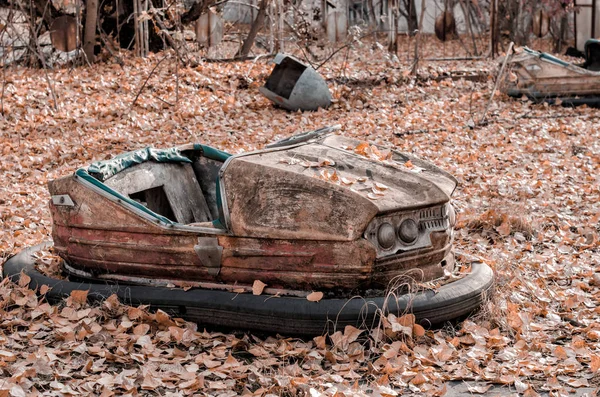 Roestige auto in een verlaten pretpark in Tsjernobyl Oekraïne — Stockfoto