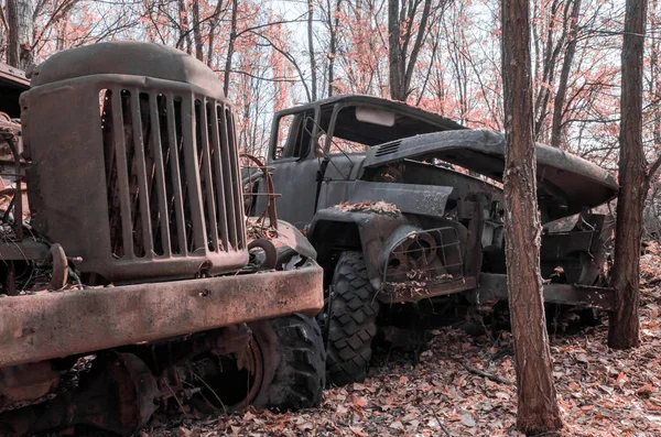 Camión del ejército oxidado en el Chernobyl — Foto de Stock