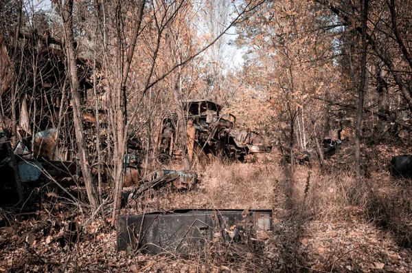 Забруднена радіоактивна технічна звалище в чорнобильському лісі. — стокове фото