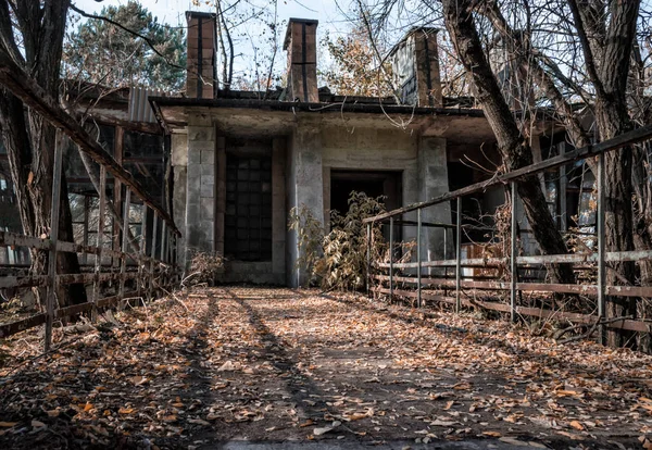 Bâtiment abandonné dans la zone contaminée de Tchernobyl en automne — Photo