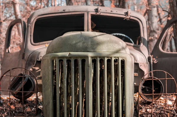 Zardzewiała wojskowa kabina ciężarówki w lesie w Czarnobylu zamknąć — Zdjęcie stockowe