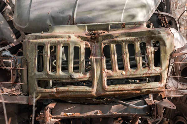 Radiator roestige leger vrachtwagen in het bos in Tsjernobyl — Stockfoto